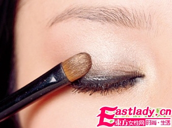 冬季的迷人魅惑眼妝步驟圖解