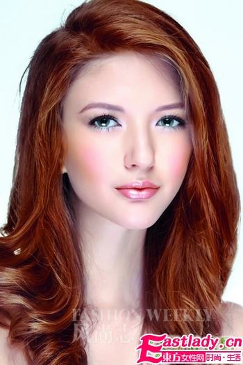 流行甜美 焦糖發(fā)色搭蜜粉妝