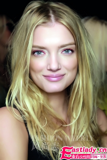 流行甜美 焦糖發(fā)色搭蜜粉妝