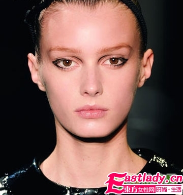 另類風(fēng)格眼線畫法