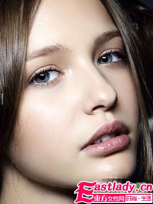 粗眉當(dāng)?shù)?自然清新鄰家女