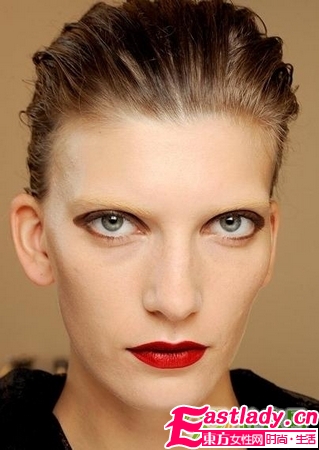 白眉紅唇秀場復(fù)古妝容