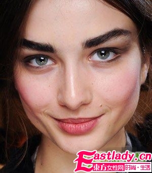 粗眉當(dāng)?shù)?自然清新鄰家女