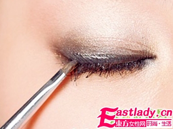 冬季的迷人魅惑眼妝步驟圖解