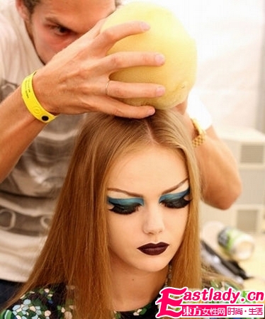 用貼的眼線 讓T臺(tái)妝容變簡(jiǎn)單