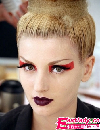 用貼的眼線 讓T臺妝容變簡單