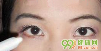 黃臉婆巧妙妝容變身美麗輕熟女