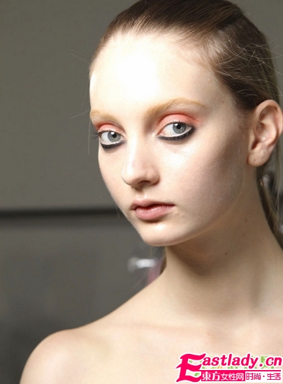 犀利女人妝 時(shí)裝周下眼線(xiàn)走紅