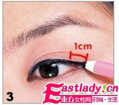 畫眼線方法 令雙眼又圓又大