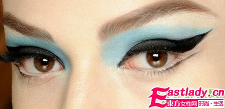 用貼的眼線 讓T臺妝容變簡單