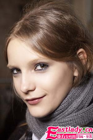 藍(lán)色煙熏妝正流行