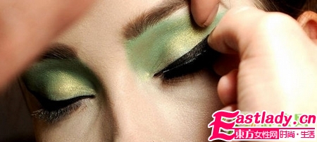 用貼的眼線 讓T臺(tái)妝容變簡單