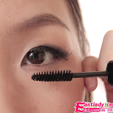 眼妝魔術(shù) 泡泡眼變電眼的過程