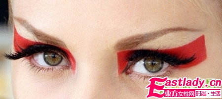 用貼的眼線 讓T臺妝容變簡單