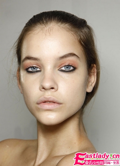 犀利女人妝 時(shí)裝周下眼線走紅