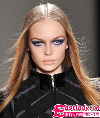 藍(lán)色煙熏妝正流行