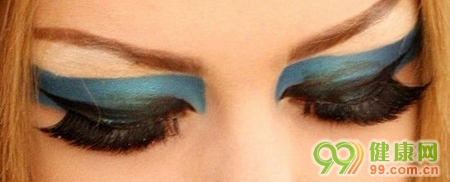 用貼的眼線 讓T臺(tái)妝容變簡(jiǎn)單