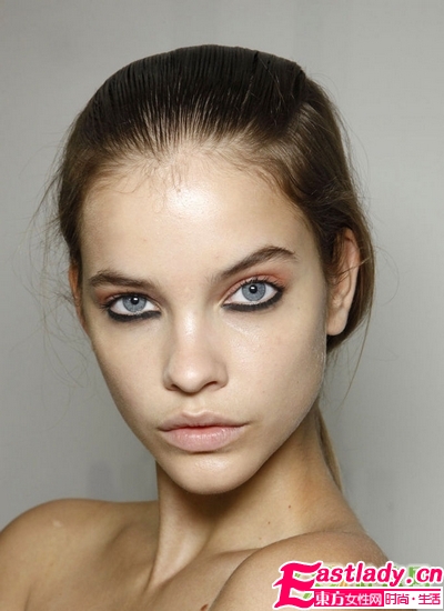 犀利女人妝 時裝周下眼線走紅