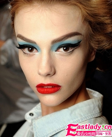 用貼的眼線 讓T臺妝容變簡單