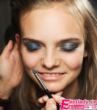 夜空藍(lán)煙熏妝 來自梵高畫作的靈感