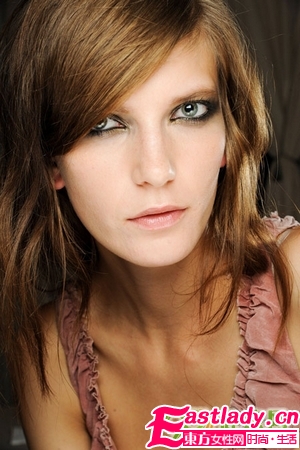 魅惑小煙熏的香檳色妝容