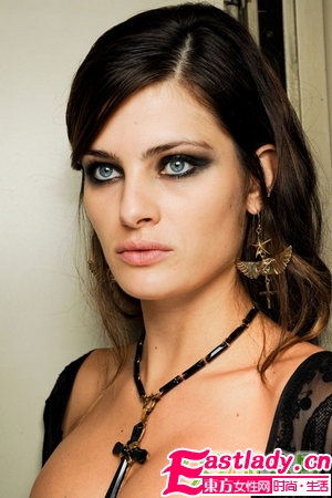 魅惑小煙熏的香檳色妝容