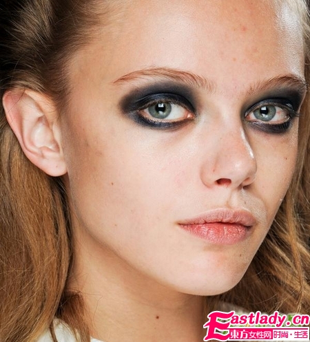 夜空藍(lán)煙熏妝 來(lái)自梵高畫作的靈感