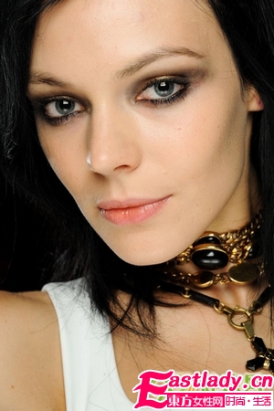 魅惑小煙熏的香檳色妝容