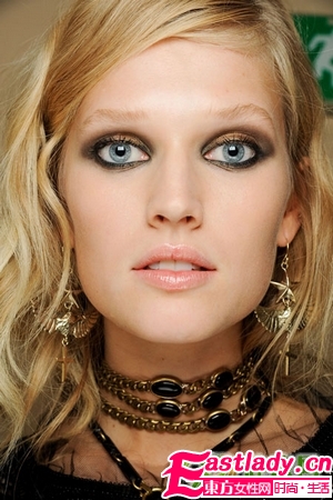 魅惑小煙熏的香檳色妝容