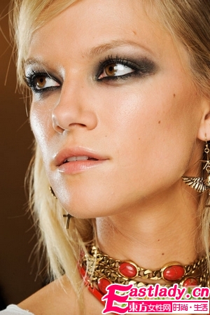 魅惑小煙熏的香檳色妝容