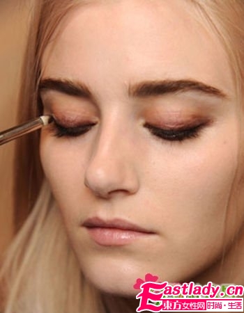 大地色彩妝掀起復(fù)古熱潮