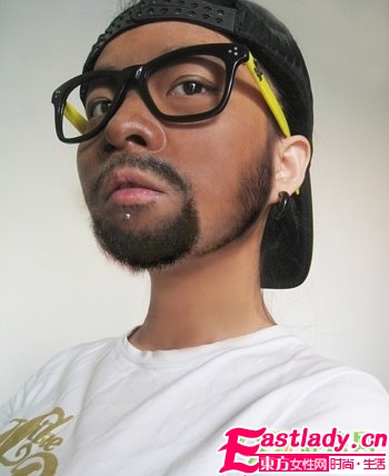 奇 美女化妝變身張震岳