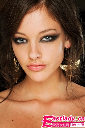 魅惑小煙熏的香檳色妝容