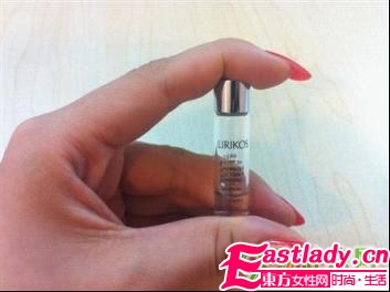 網(wǎng)友爆韓國美女同事的化妝包