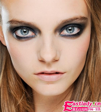 夜空藍(lán)煙熏妝 來(lái)自梵高畫作的靈感