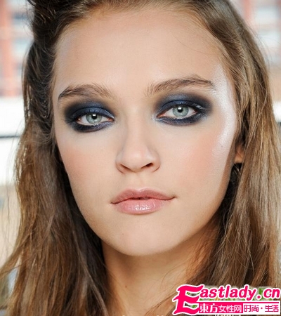 夜空藍(lán)煙熏妝 來自梵高畫作的靈感