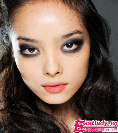 夜空藍煙熏妝 來自梵高畫作的靈感