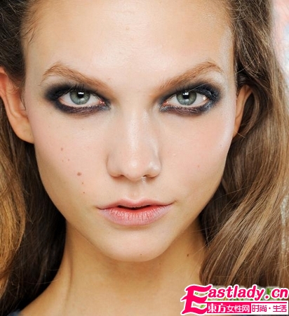 夜空藍(lán)煙熏妝 來(lái)自梵高畫(huà)作的靈感