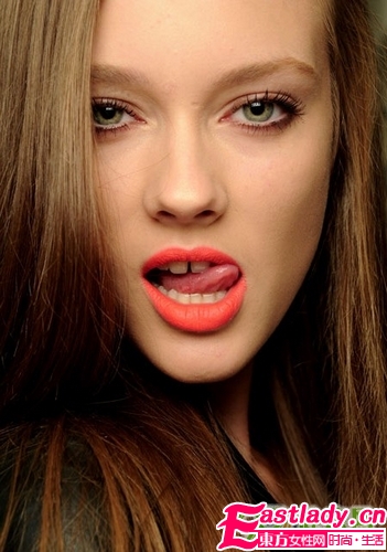 橙 風(fēng)來(lái)襲 打造活力十足的橙色妝容