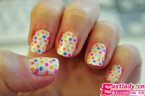 復(fù)古波點(diǎn)美甲圖案