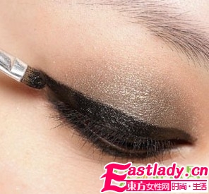 深邃媚眼 煙熏妝打造步驟圖解