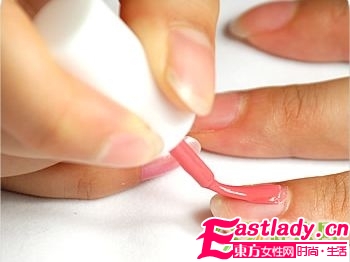 涂抹指甲油的6個(gè)小技巧