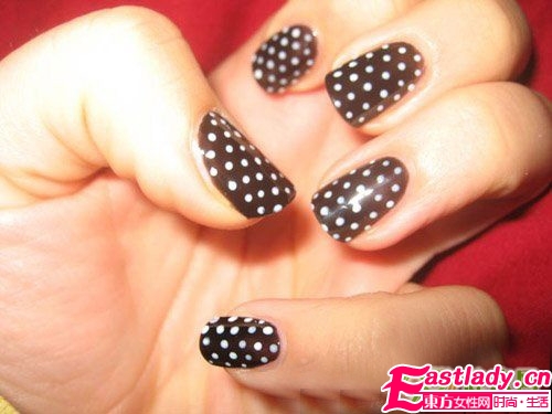 復(fù)古波點(diǎn)美甲圖案