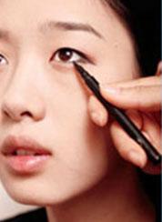 下垂眼線化出無辜眼妝