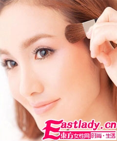 如何畫漂亮眼妝裝靚情人節(jié)