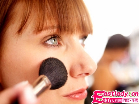 涂腮紅的技巧 刷具很重要