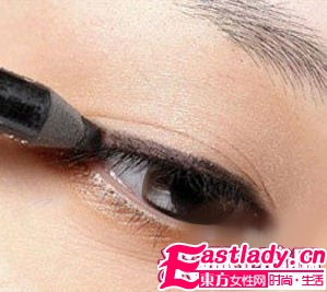 打造日系棕色系眼妝+蓬松大波浪