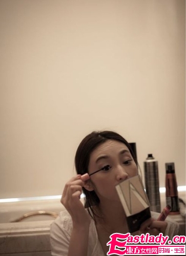 美妝達(dá)人吳佩慈裝扮臺(tái)揭秘 女星化裝容貌綽約多姿