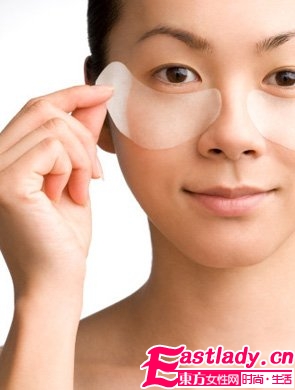 護理加化妝雙管齊下 趕走眼部問題