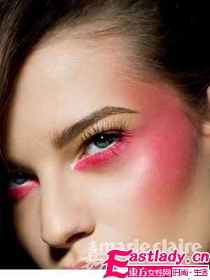 初秋打造不暈妝 用散粉Hold住妝容